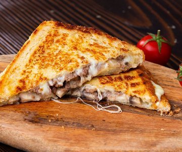 Kavurmalı Kaşarlı Tost